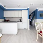 Summer Breeze House, By Cohost Daire *