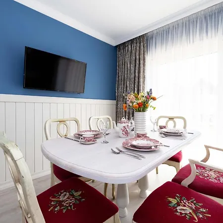 Summer Breeze House, By Cohost * Palanga