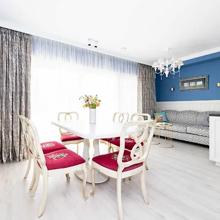 Summer Breeze House, By Cohost * Palanga