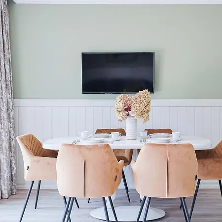 Summer Breeze House, By Cohost Apartment